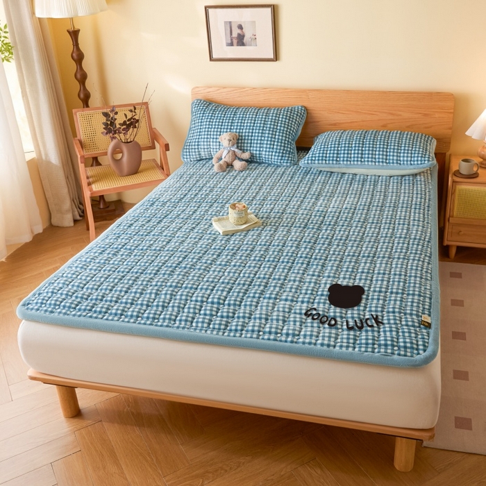 91家纺网 家纺一手货源 找家纺 爱屋及屋 2025新款无印风牛奶绒床垫-大床款 牛奶绒-蓝小格