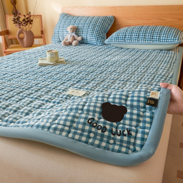 91家纺网 家纺一手货源 找家纺 爱屋及屋 2025新款无印风牛奶绒床垫-大床款 牛奶绒-蓝小格