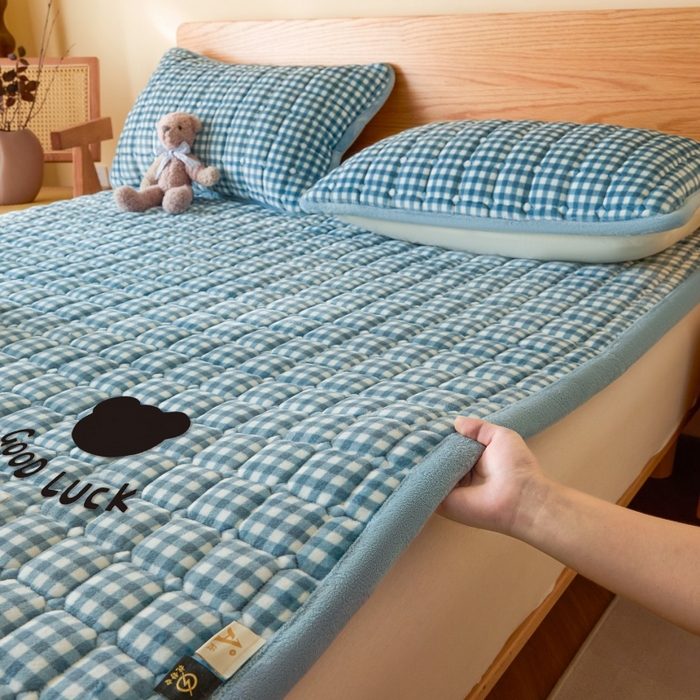 91家纺网 家纺一手货源 找家纺 爱屋及屋 2025新款无印风牛奶绒床垫-大床款 牛奶绒-蓝小格