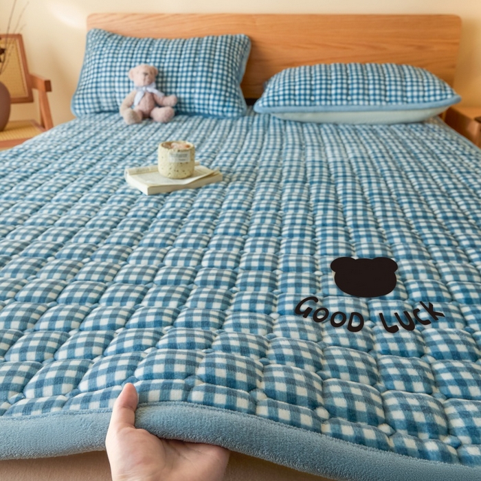 91家纺网 家纺一手货源 找家纺 爱屋及屋 2025新款无印风牛奶绒床垫-大床款 牛奶绒-蓝小格
