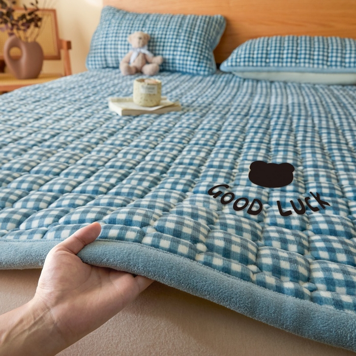 91家纺网 家纺一手货源 找家纺 爱屋及屋 2025新款无印风牛奶绒床垫-大床款 牛奶绒-蓝小格