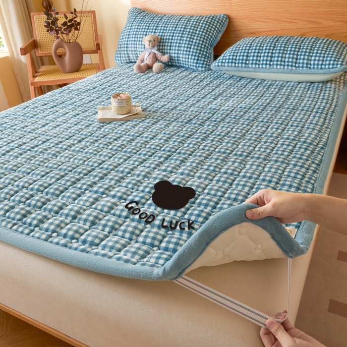 91家纺网 家纺一手货源 找家纺 爱屋及屋 2025新款无印风牛奶绒床垫-大床款 牛奶绒-蓝小格