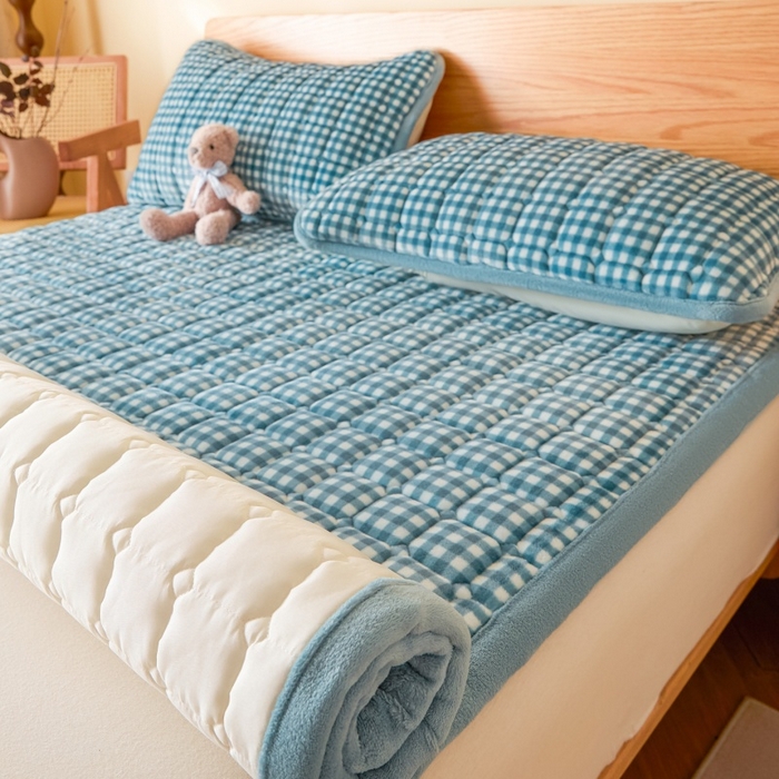 91家纺网 家纺一手货源 找家纺 爱屋及屋 2025新款无印风牛奶绒床垫-大床款 牛奶绒-蓝小格