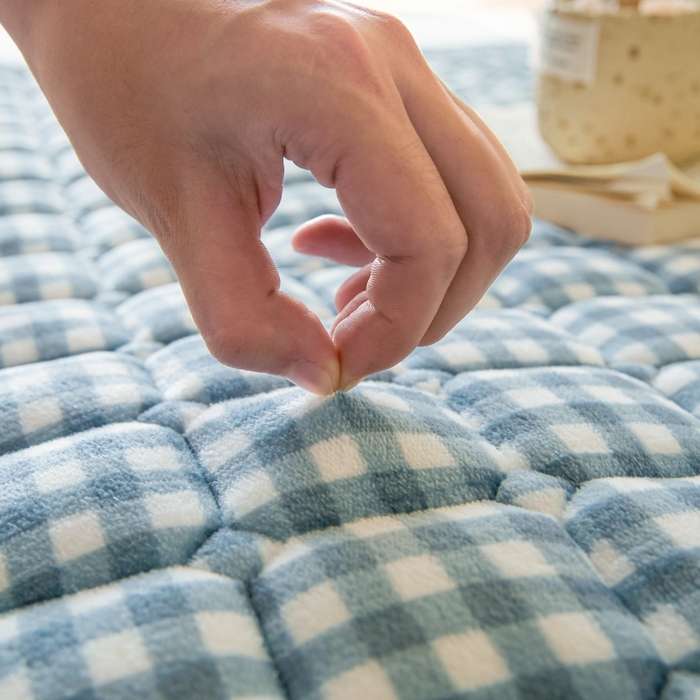 91家纺网 家纺一手货源 找家纺 爱屋及屋 2025新款无印风牛奶绒床垫-大床款 牛奶绒-蓝小格
