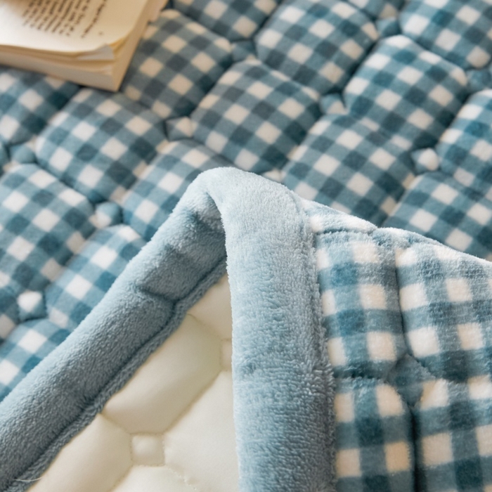 91家纺网 家纺一手货源 找家纺 爱屋及屋 2025新款无印风牛奶绒床垫-大床款 牛奶绒-蓝小格