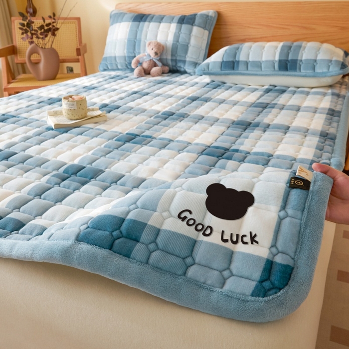 91家纺网 家纺一手货源 找家纺 爱屋及屋 2025新款无印风牛奶绒床垫-大床款 牛奶绒-蓝中格