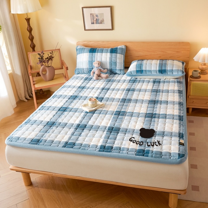 91家纺网 家纺一手货源 找家纺 爱屋及屋 2025新款无印风牛奶绒床垫-大床款 牛奶绒-蓝中格