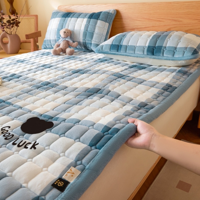 91家纺网 家纺一手货源 找家纺 爱屋及屋 2025新款无印风牛奶绒床垫-大床款 牛奶绒-蓝中格