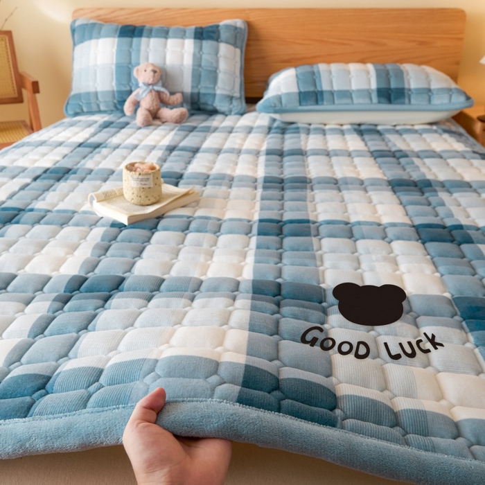 91家纺网 家纺一手货源 找家纺 爱屋及屋 2025新款无印风牛奶绒床垫-大床款 牛奶绒-蓝中格