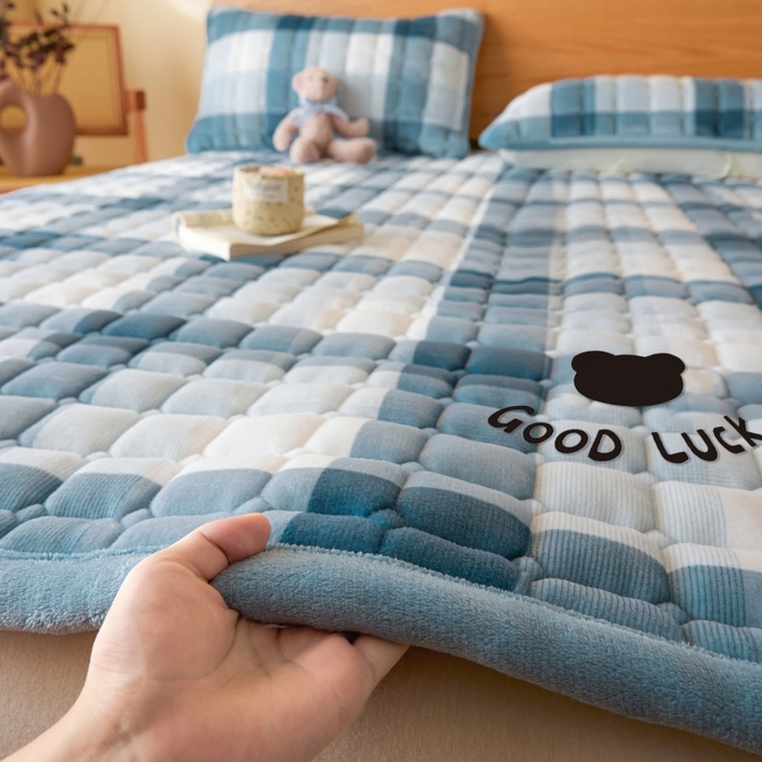 91家纺网 家纺一手货源 找家纺 爱屋及屋 2025新款无印风牛奶绒床垫-大床款 牛奶绒-蓝中格