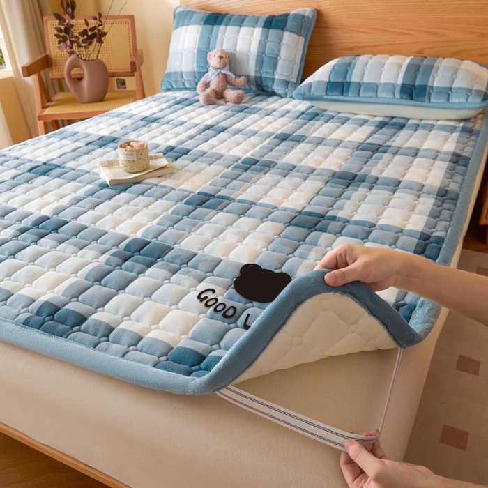 91家纺网 家纺一手货源 找家纺 爱屋及屋 2025新款无印风牛奶绒床垫-大床款 牛奶绒-蓝中格