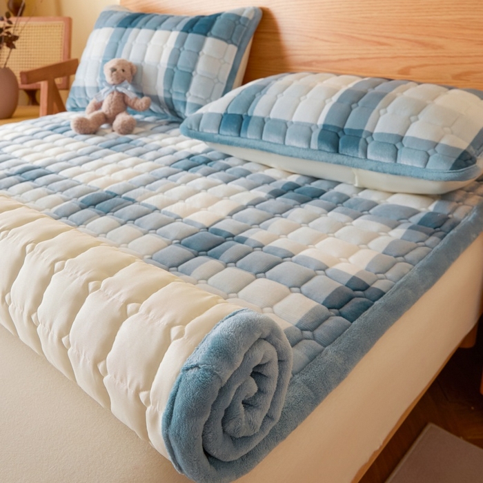 91家纺网 家纺一手货源 找家纺 爱屋及屋 2025新款无印风牛奶绒床垫-大床款 牛奶绒-蓝中格