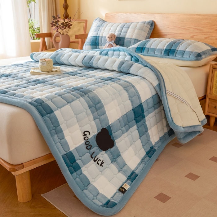 91家纺网 家纺一手货源 找家纺 爱屋及屋 2025新款无印风牛奶绒床垫-大床款 牛奶绒-蓝中格