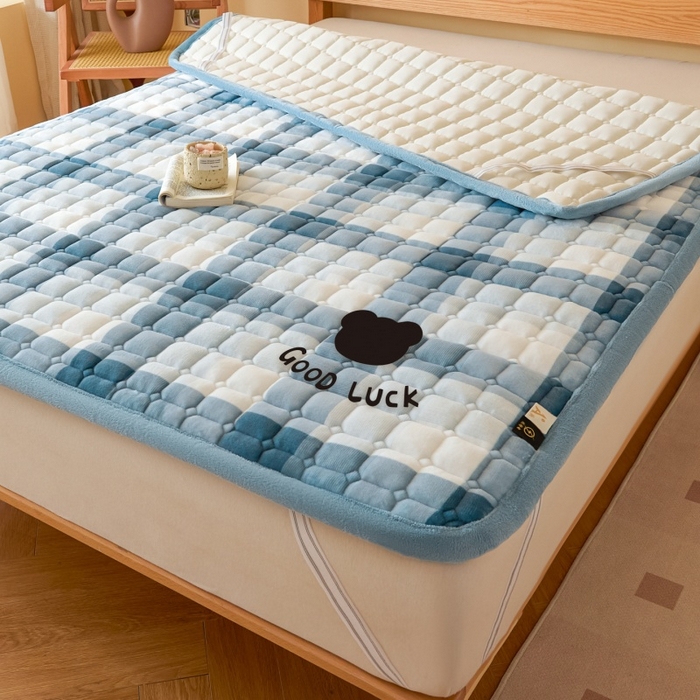 91家纺网 家纺一手货源 找家纺 爱屋及屋 2025新款无印风牛奶绒床垫-大床款 牛奶绒-蓝中格