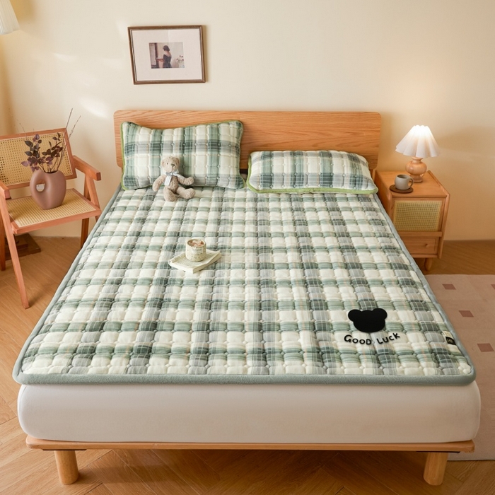 91家纺网 家纺一手货源 找家纺 爱屋及屋 2025新款无印风牛奶绒床垫-大床款 牛奶绒-韵绿格