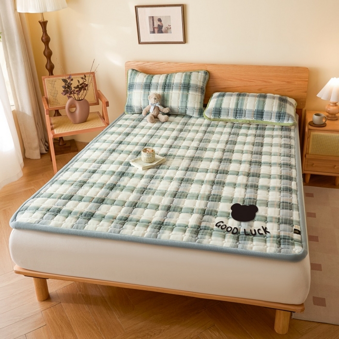 91家纺网 家纺一手货源 找家纺 爱屋及屋 2025新款无印风牛奶绒床垫-大床款 牛奶绒-韵绿格