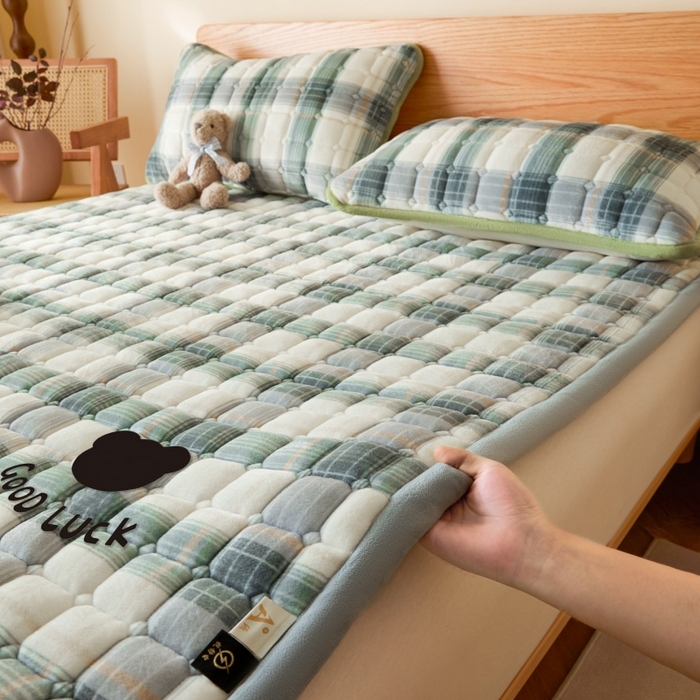 91家纺网 家纺一手货源 找家纺 爱屋及屋 2025新款无印风牛奶绒床垫-大床款 牛奶绒-韵绿格