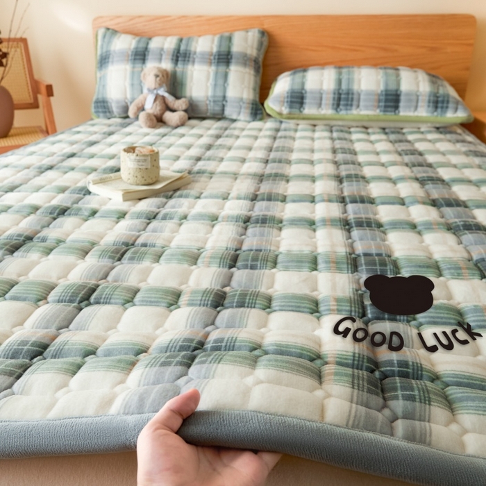 91家纺网 家纺一手货源 找家纺 爱屋及屋 2025新款无印风牛奶绒床垫-大床款 牛奶绒-韵绿格