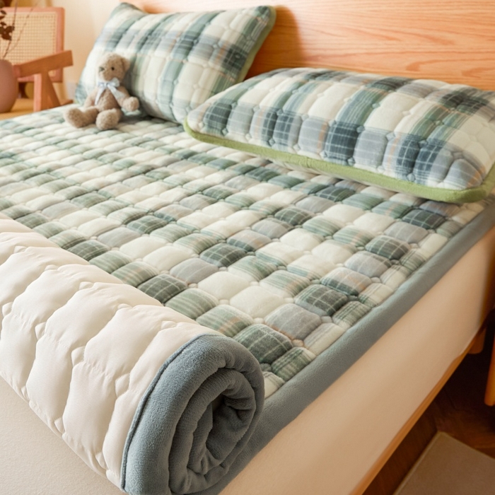 91家纺网 家纺一手货源 找家纺 爱屋及屋 2025新款无印风牛奶绒床垫-大床款 牛奶绒-韵绿格