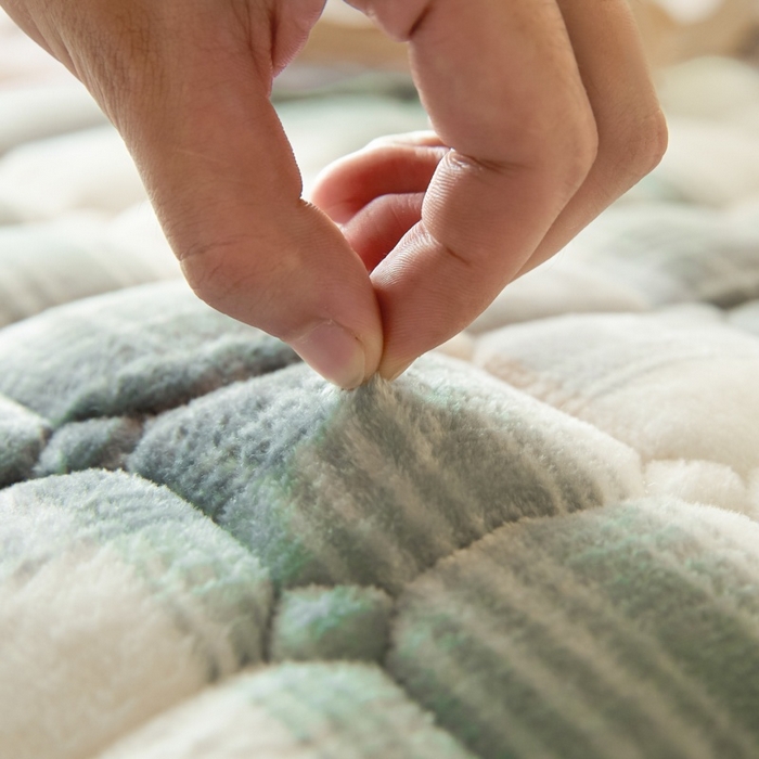 91家纺网 家纺一手货源 找家纺 爱屋及屋 2025新款无印风牛奶绒床垫-大床款 牛奶绒-韵绿格