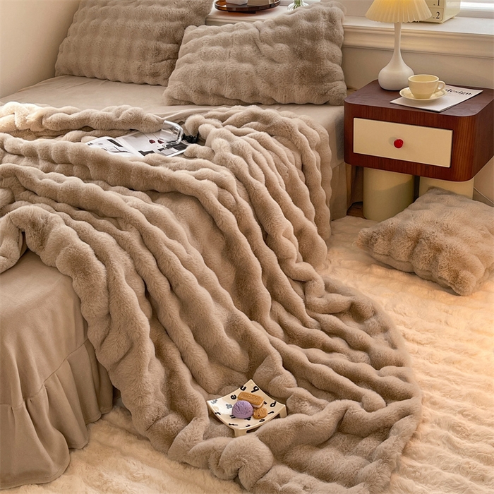 91家纺网 家纺一手货源 找家纺 悦织湾家纺 2025新款A类12斤獭兔毛580克托斯卡纳大泡泡双面兔毛绒四件套 兔兔绒-咖色