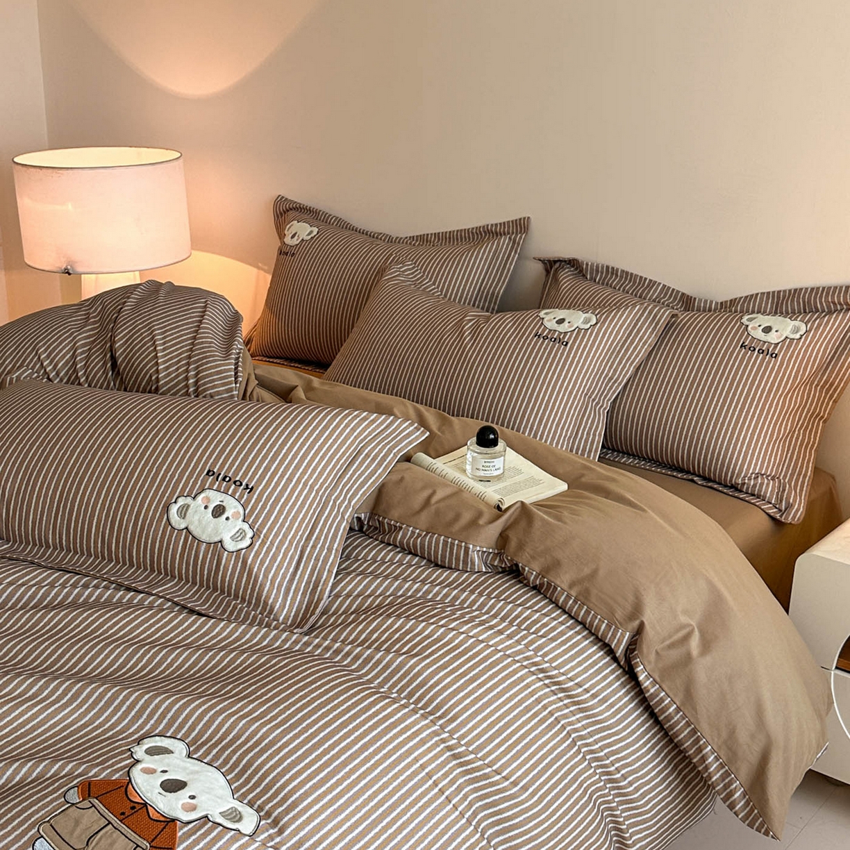 91家纺网 家纺一手货源 找家纺 禾时 2025新款全棉磨毛卡通刺绣四件套 米乐（咖）