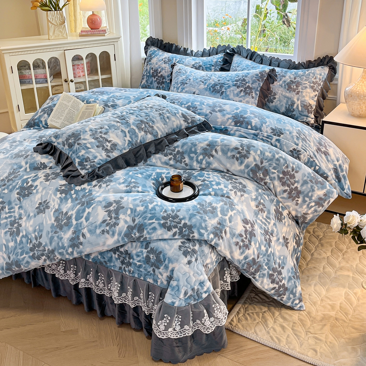 91家纺网 家纺一手货源 找家纺 提花大世界 2025新款爆款高克重牛奶绒印花夹棉蕾丝花边床盖床裙单件三件四件套 浪漫花语