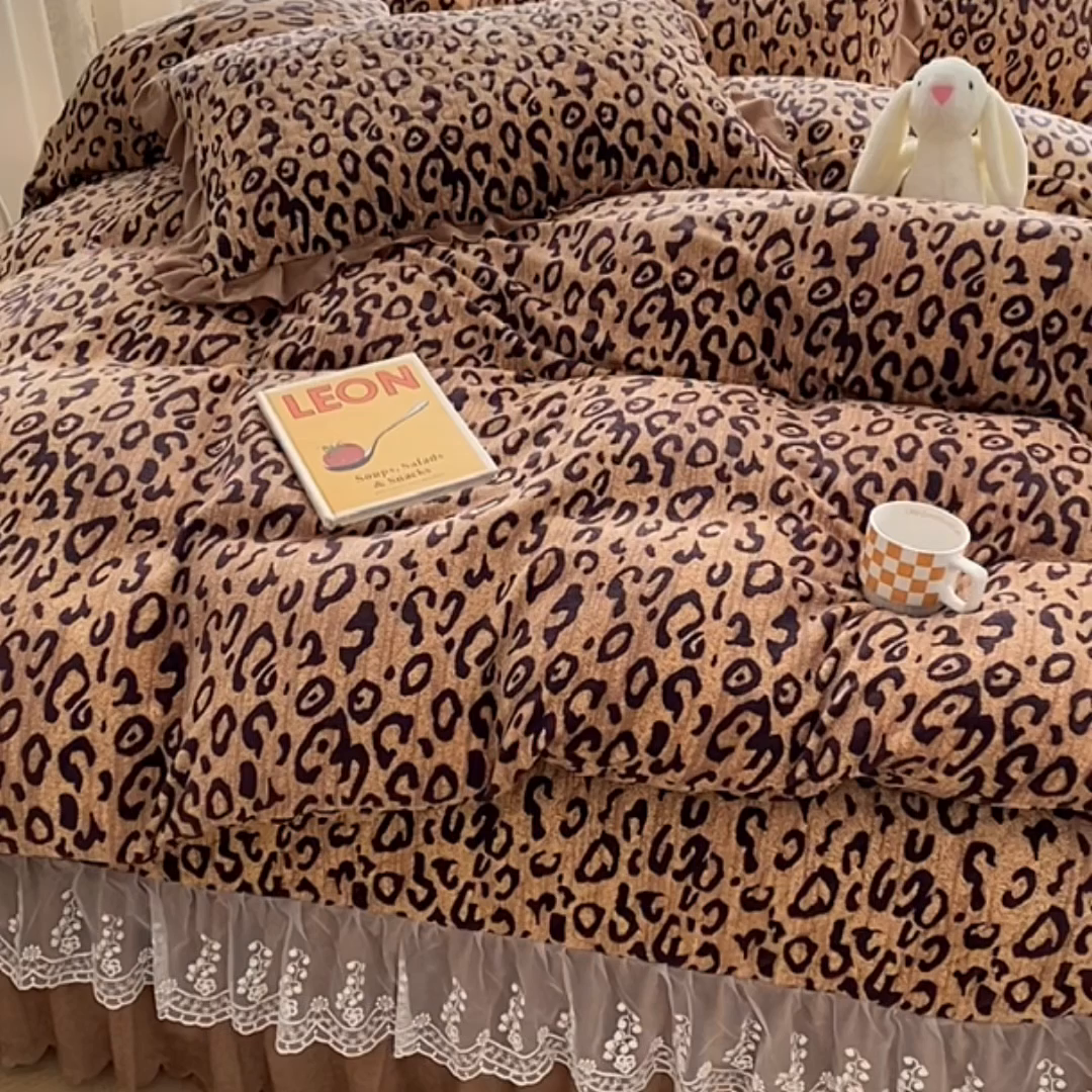 91家纺网 家纺一手货源 找家纺 提花大世界 2025新款爆款高克重牛奶绒印花夹棉蕾丝花边床盖床裙单件三件四件套 豹纹