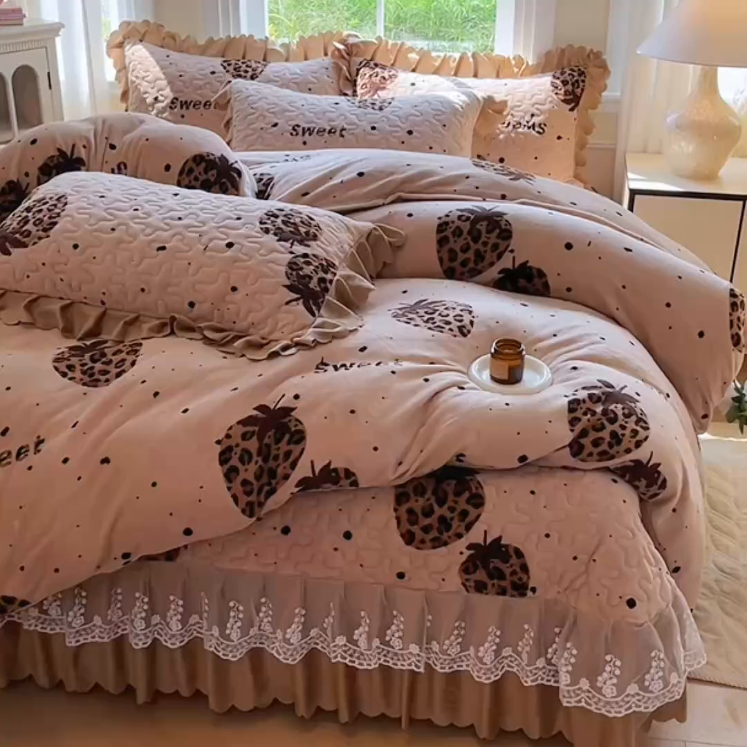 91家纺网 家纺一手货源 找家纺 （总）提花大世界 2025新款爆款高克重牛奶绒印花夹棉蕾丝花边床盖床裙单件三件四件套
