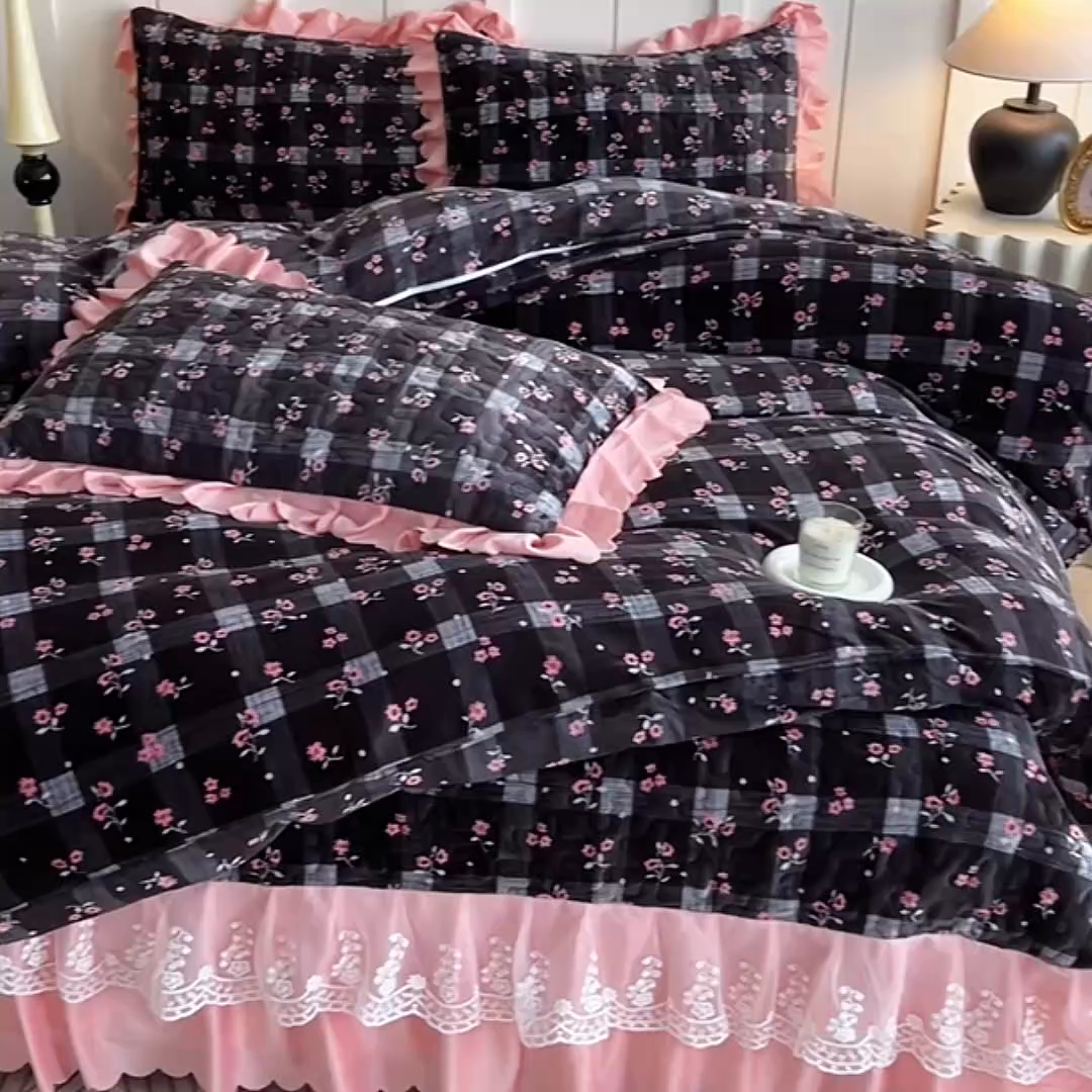 91家纺网 家纺一手货源 找家纺 （总）提花大世界 2025新款爆款高克重牛奶绒印花夹棉蕾丝花边床盖床裙单件三件四件套