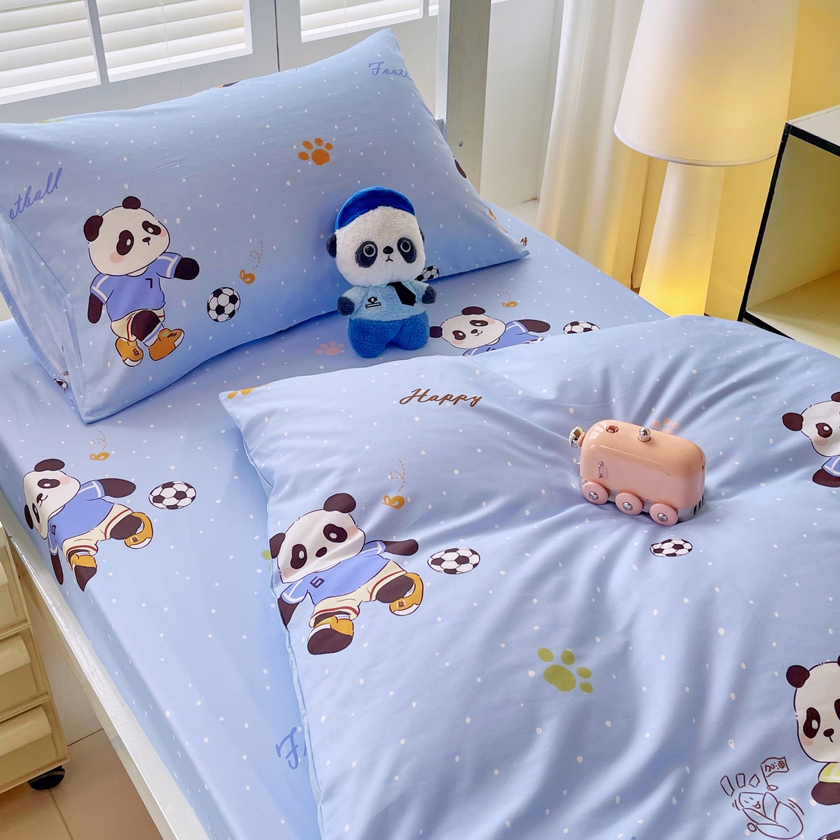 91家纺网 家纺一手货源 找家纺 金鑫汇家纺 2025新款A类全棉纯棉印花学生床宿舍上下铺三件套 足球争霸赛-蓝