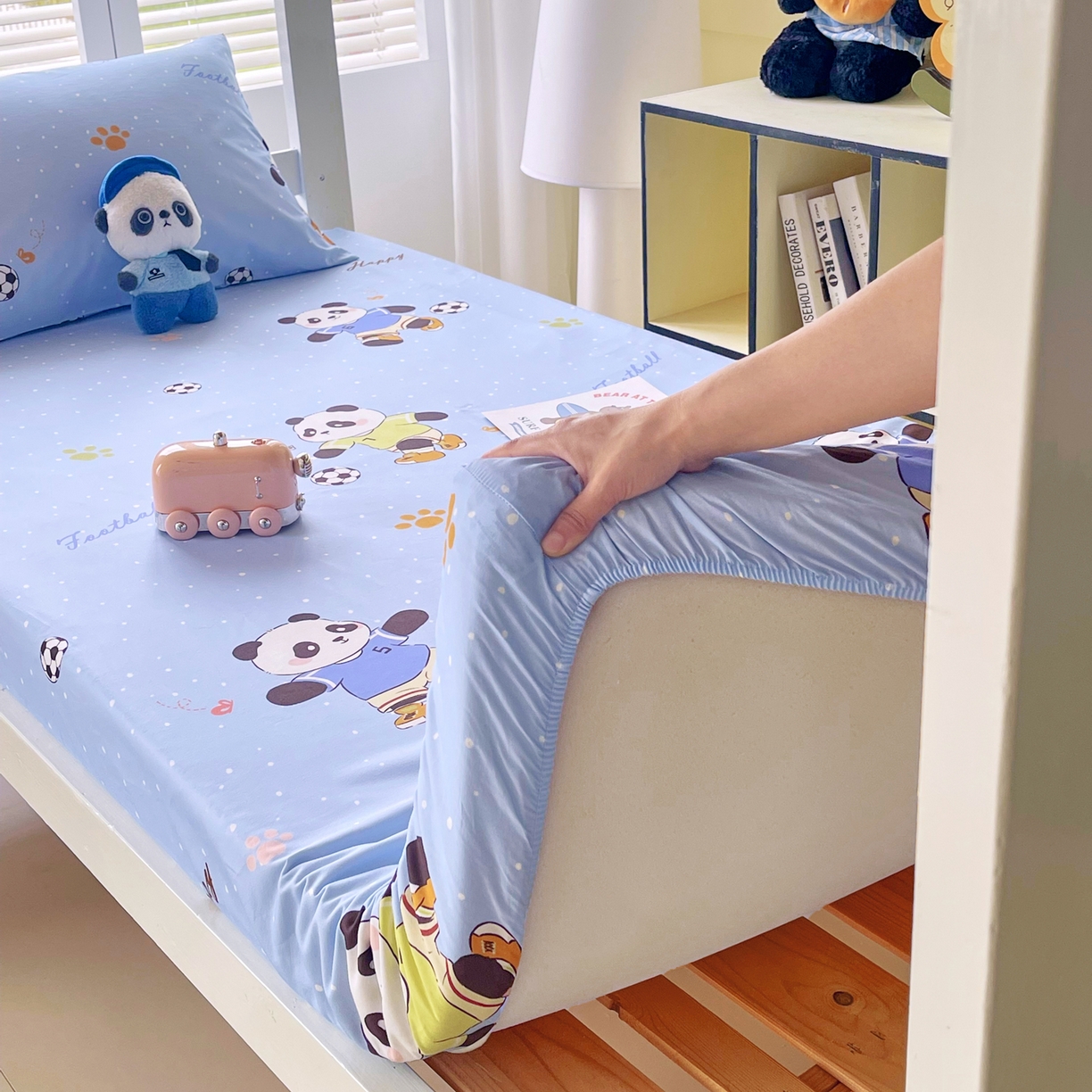 91家纺网 家纺一手货源 找家纺 金鑫汇家纺 2025新款A类全棉纯棉印花学生床宿舍上下铺三件套 足球争霸赛-蓝