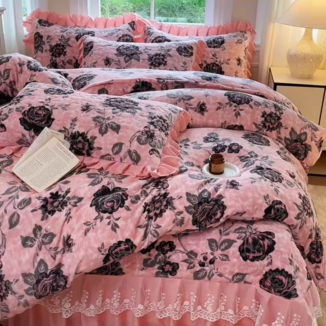 91家纺网 家纺一手货源 找家纺 （总）提花大世界 2025新款爆款高克重牛奶绒印花夹棉蕾丝花边床盖床裙单件三件四件套