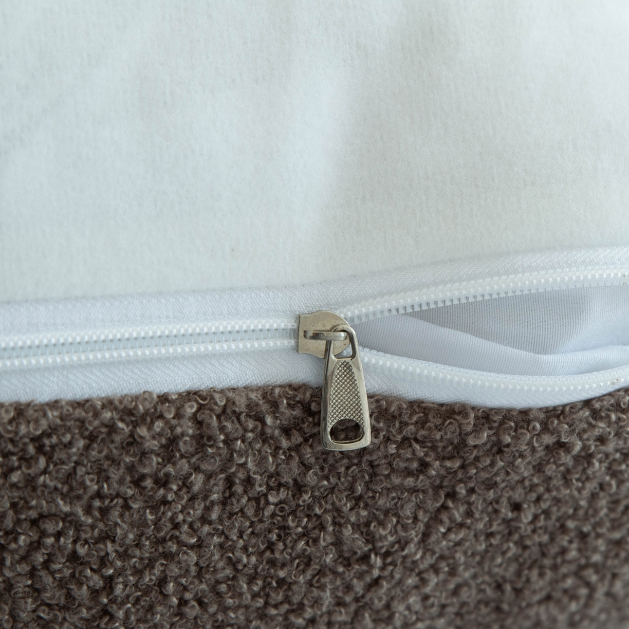 91家纺网 家纺一手货源 找家纺 美达人 2025新款泰迪毛面包组合款靠垫靠背 泰迪绒【无床头魔术贴】咖