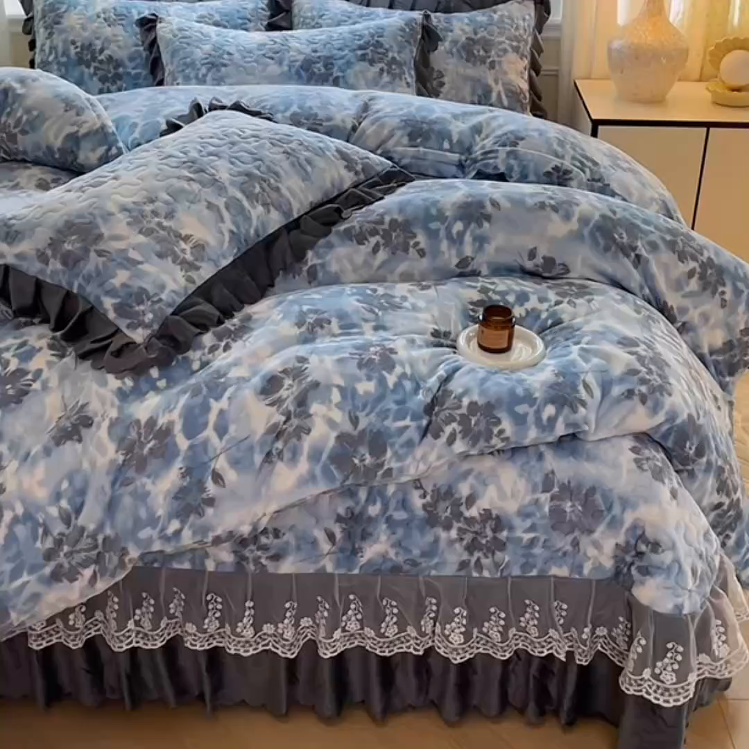 91家纺网 家纺一手货源 找家纺 提花大世界 2025新款爆款高克重牛奶绒印花夹棉蕾丝花边床盖床裙单件三件四件套 浪漫花语