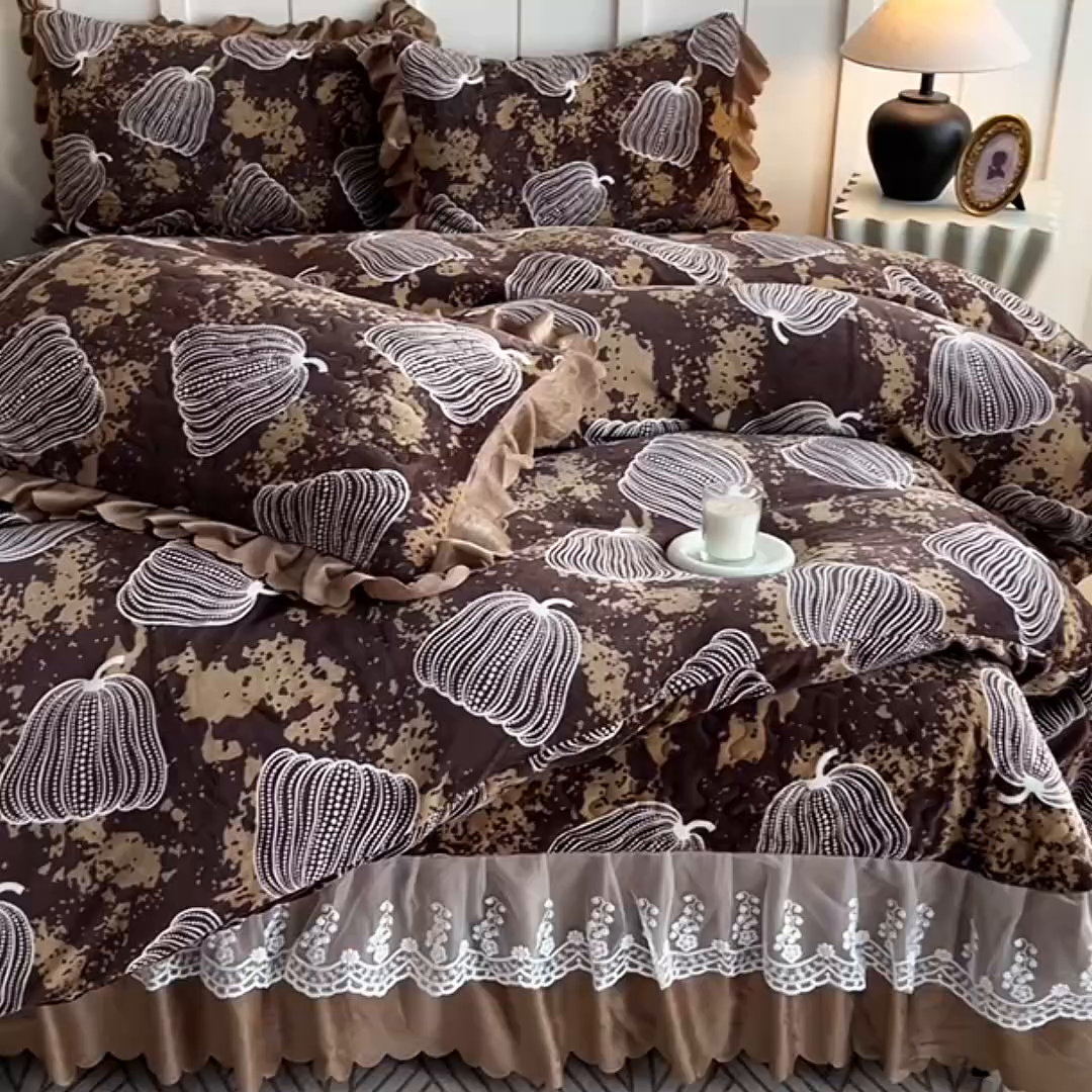 91家纺网 家纺一手货源 找家纺 （总）提花大世界 2025新款爆款高克重牛奶绒印花夹棉蕾丝花边床盖床裙单件三件四件套