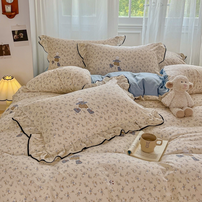 91家纺网 家纺一手货源 找家纺 斯卡诺家纺 2025秋冬法式花边古法水洗棉云感棉床盖四件套花边被套床单款 花丛小熊-花边款