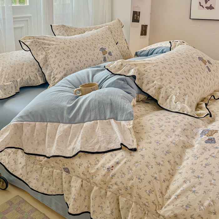 91家纺网 家纺一手货源 找家纺 斯卡诺家纺 2025秋冬法式花边古法水洗棉云感棉床盖四件套花边被套床单款 花丛小熊-花边款