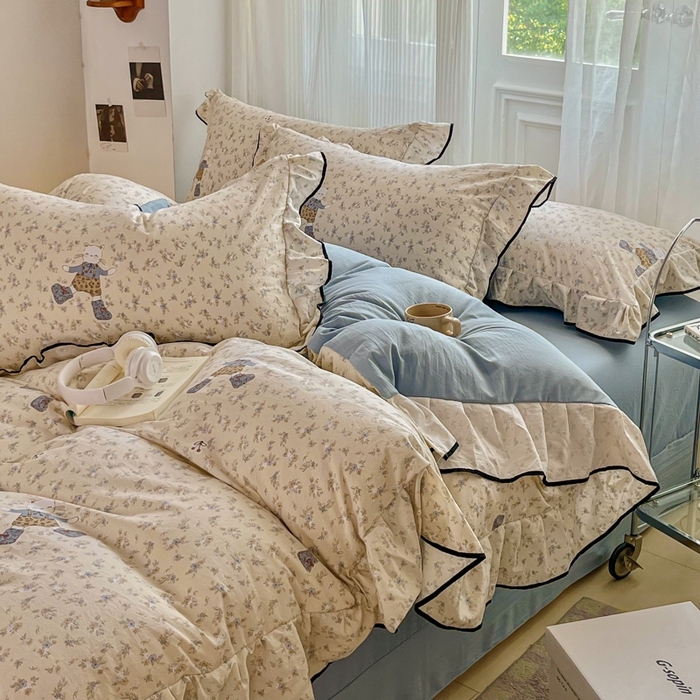 91家纺网 家纺一手货源 找家纺 斯卡诺家纺 2025秋冬法式花边古法水洗棉云感棉床盖四件套花边被套床单款 花丛小熊-花边款