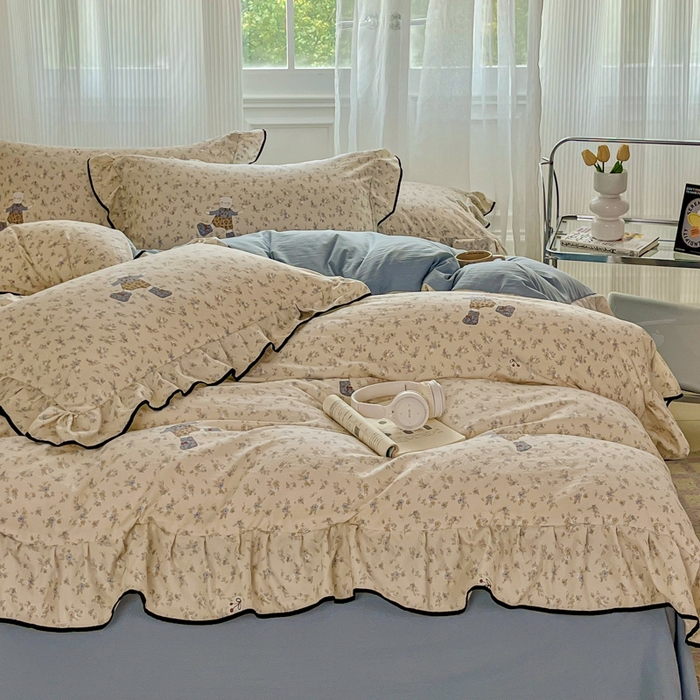 91家纺网 家纺一手货源 找家纺 斯卡诺家纺 2025秋冬法式花边古法水洗棉云感棉床盖四件套花边被套床单款 花丛小熊-花边款