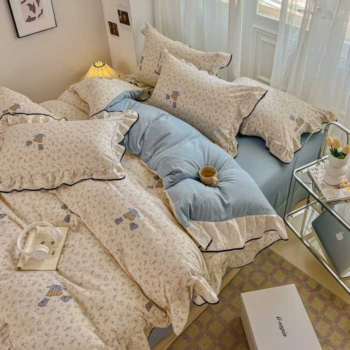 91家纺网 家纺一手货源 找家纺 斯卡诺家纺 2025秋冬法式花边古法水洗棉云感棉床盖四件套花边被套床单款 花丛小熊-花边款