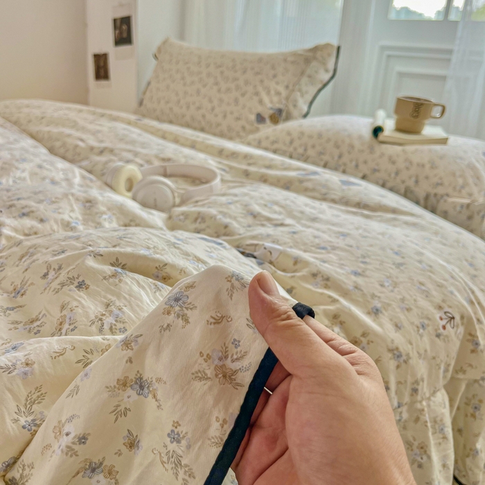 91家纺网 家纺一手货源 找家纺 斯卡诺家纺 2025秋冬法式花边古法水洗棉云感棉床盖四件套花边被套床单款 花丛小熊-花边款