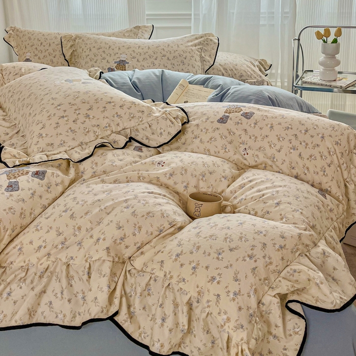 91家纺网 家纺一手货源 找家纺 斯卡诺家纺 2025秋冬法式花边古法水洗棉云感棉床盖四件套花边被套床单款 花丛小熊-花边款