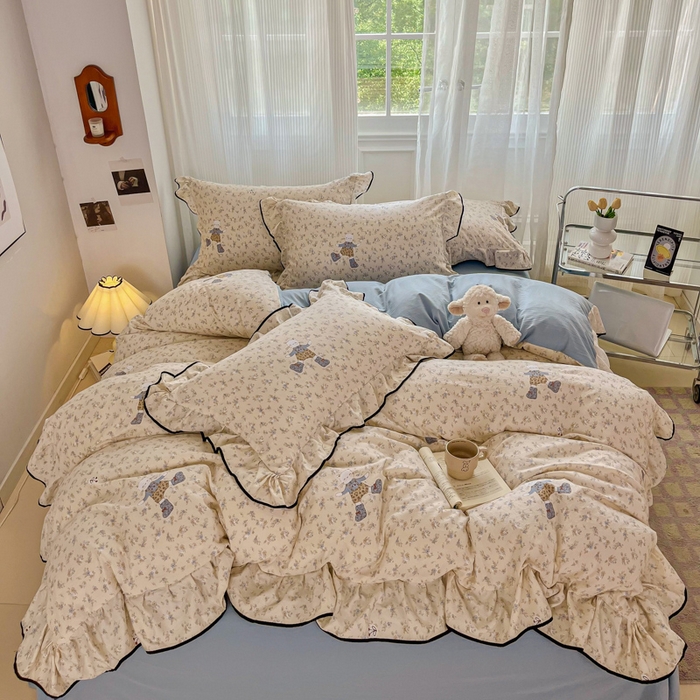 91家纺网 家纺一手货源 找家纺 斯卡诺家纺 2025秋冬法式花边古法水洗棉云感棉床盖四件套花边被套床单款 花丛小熊-花边款