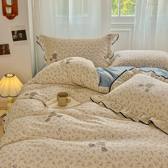 91家纺网 家纺一手货源 找家纺 斯卡诺家纺 2025秋冬法式花边古法水洗棉云感棉床盖四件套花边被套床单款 花丛小熊-花边款