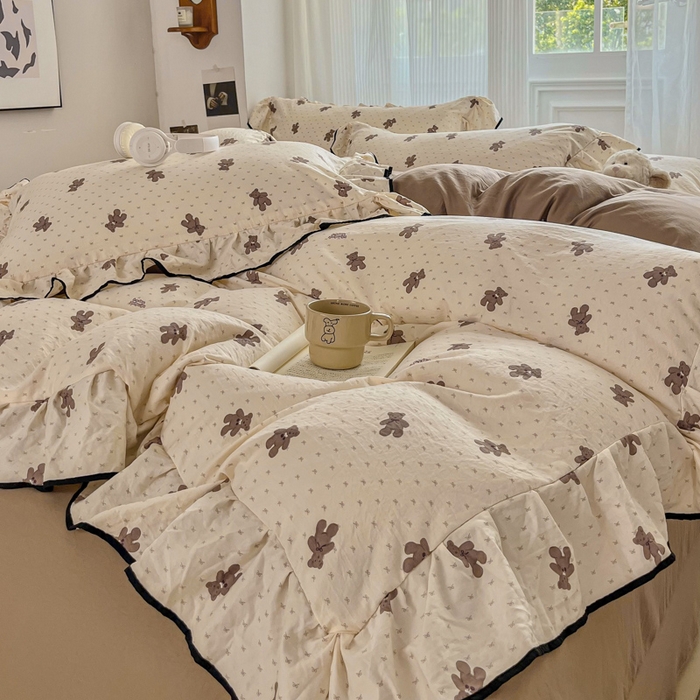 91家纺网 家纺一手货源 找家纺 斯卡诺家纺 2025秋冬法式花边古法水洗棉云感棉床盖四件套花边被套床单款 熊熊乐园-花边款