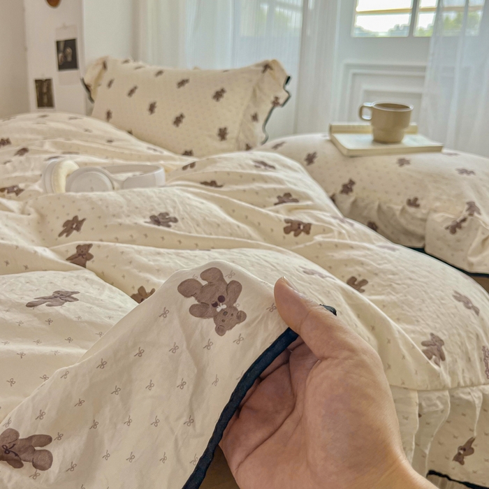 91家纺网 家纺一手货源 找家纺 斯卡诺家纺 2025秋冬法式花边古法水洗棉云感棉床盖四件套花边被套床单款 熊熊乐园-花边款