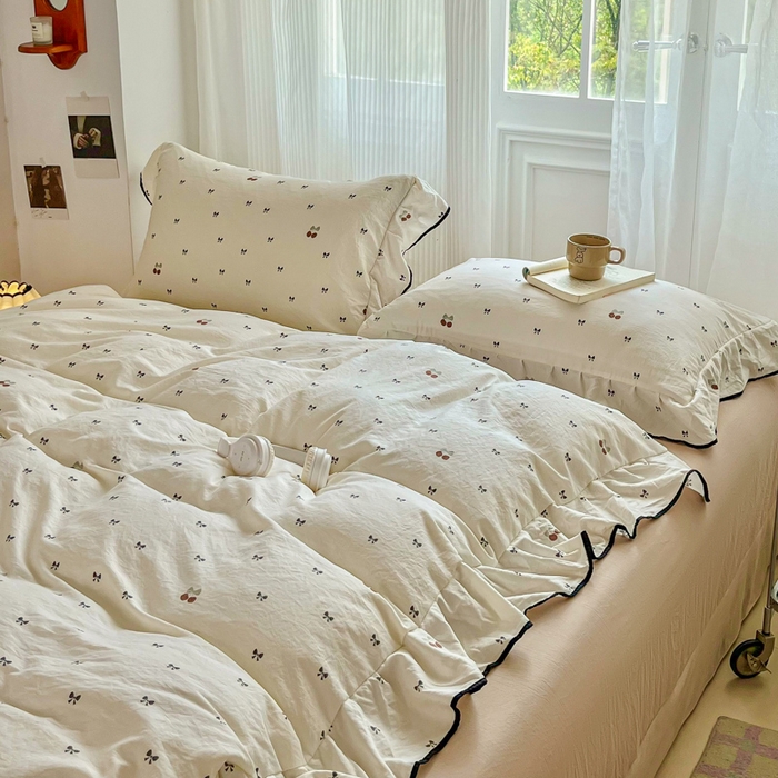 91家纺网 家纺一手货源 找家纺 斯卡诺家纺 2025秋冬法式花边古法水洗棉云感棉床盖四件套花边被套床单款 甜美樱桃-花边款