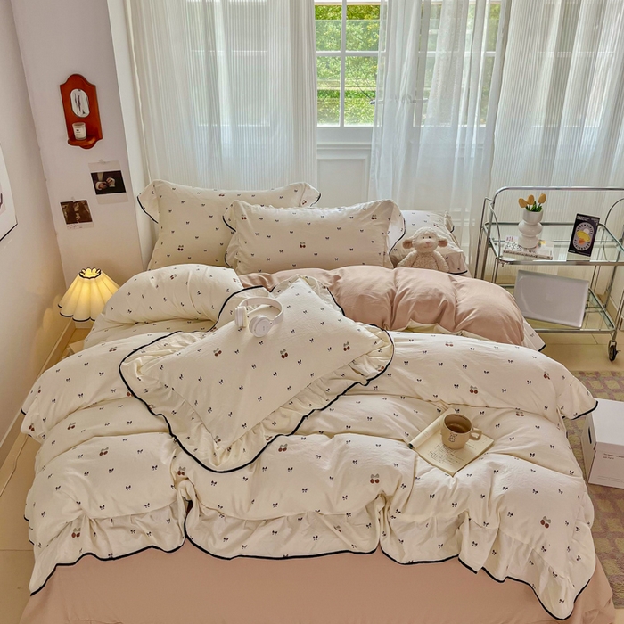 91家纺网 家纺一手货源 找家纺 斯卡诺家纺 2025秋冬法式花边古法水洗棉云感棉床盖四件套花边被套床单款 甜美樱桃-花边款