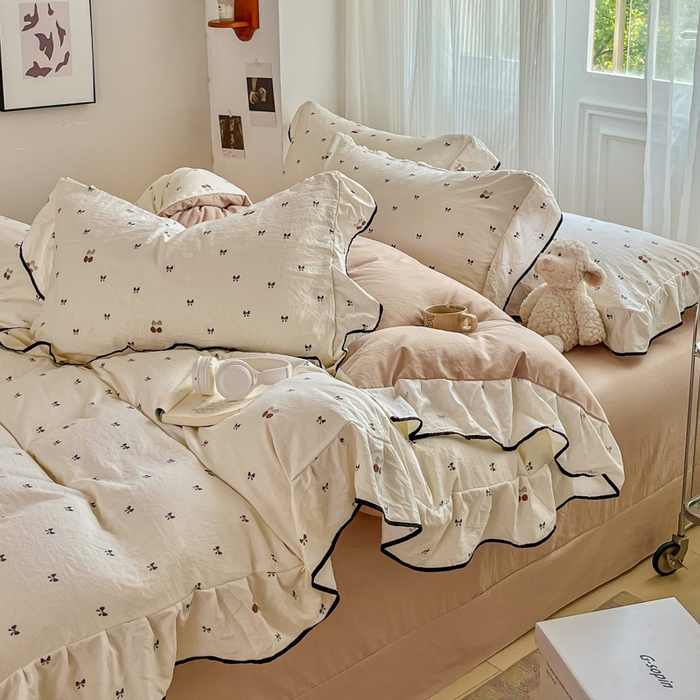 91家纺网 家纺一手货源 找家纺 斯卡诺家纺 2025秋冬法式花边古法水洗棉云感棉床盖四件套花边被套床单款 甜美樱桃-花边款